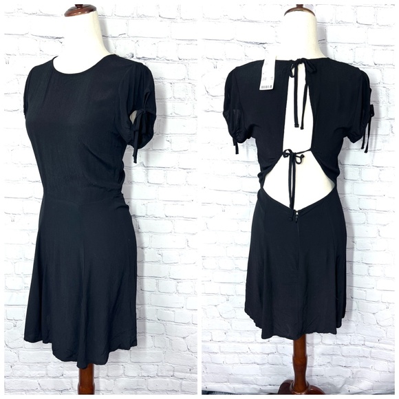 👗NWT🤩 |•URBAN OUTFITTERS•| Black Tie Back Dress Size Medium - Picture 2 of 13
